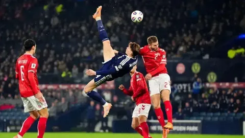 皇家贝蒂斯延续西甲连胜势头，挑战九连霸的巴塞罗那。